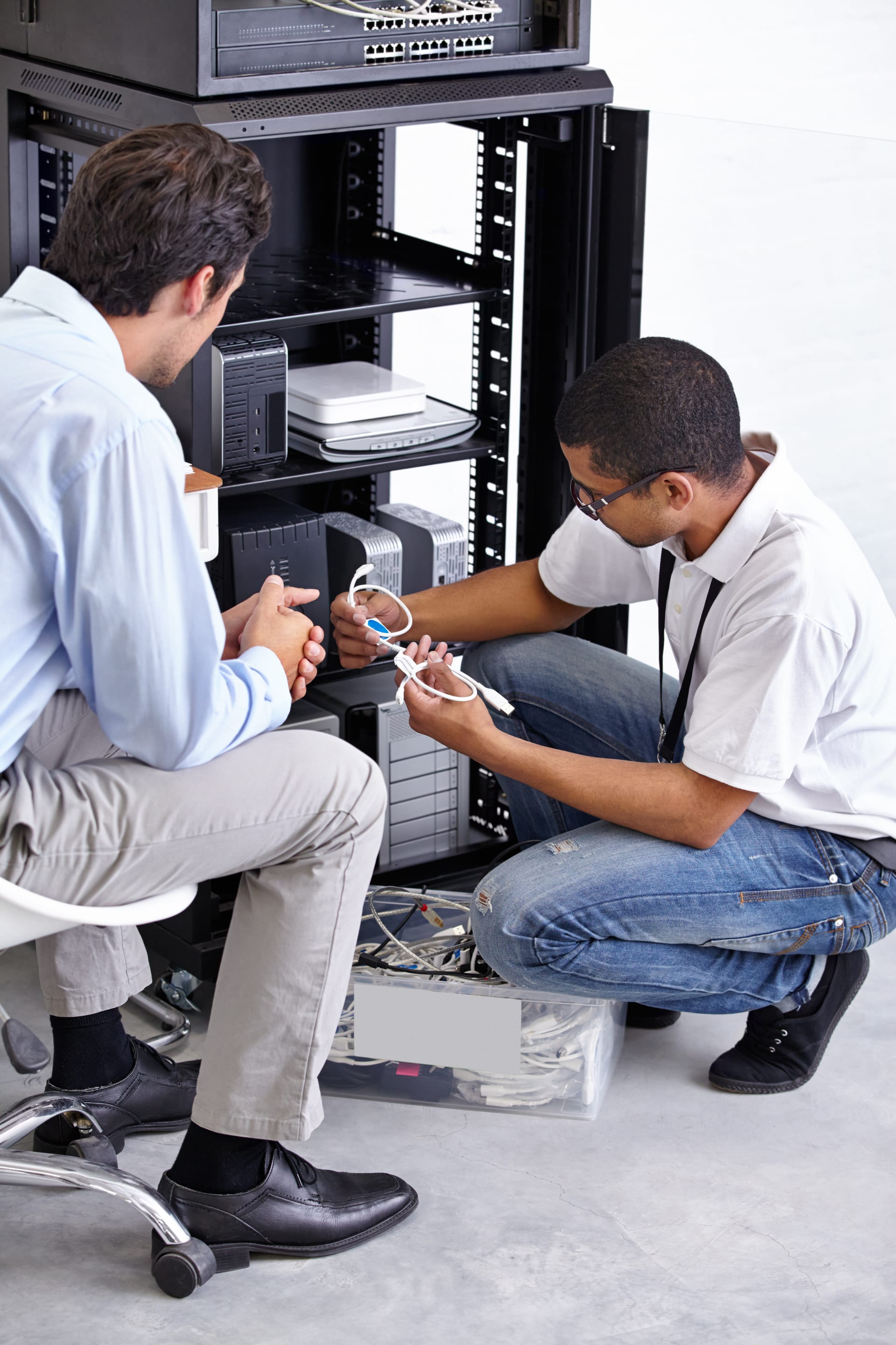 Technicien réparant et entretenant des équipements informatiques