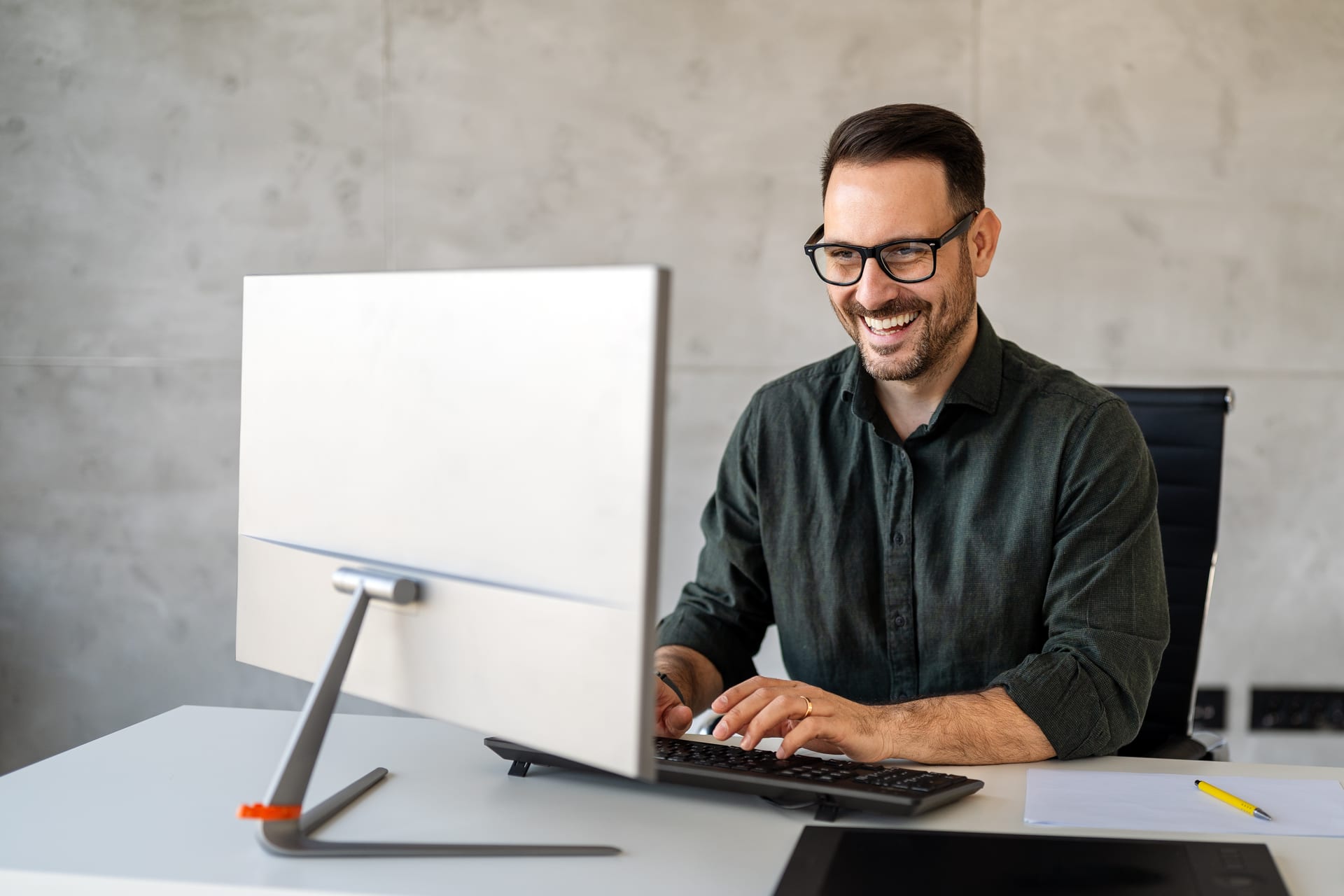 Professionnel utilisant son poste de travail dans un bureau